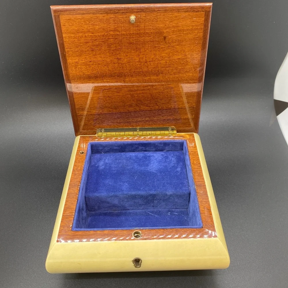 Reuge romance swiss music‎ box Italy. Without key.